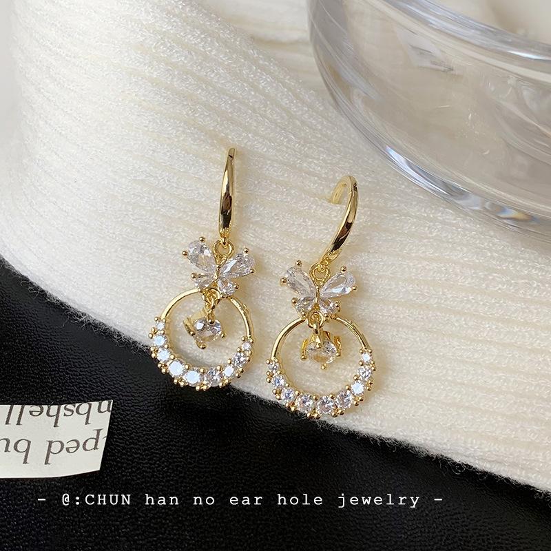 Butterfly zircon circle earrings, long temperament versatile ring earrings, high-end ear clips, no pierced earrings.
Butterfly zircon circle earrings, long temperament versatile ring earrings, high-end ear clips, no pierced earrings.