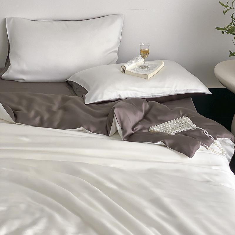 Luxurious Class A Ice Silk Cooling Bed Set - 4-Piece Reversible Solid Color Set for Naked Sleep Comfort 0.9m 3-piece: Duvet Cover 150x200
Luxurious Class A Ice Silk Cooling Bed Set - 4-Piece Reversible Solid Color Set for Naked Sleep Comfort 0.9m 3-piece: Duvet Cover 150x200