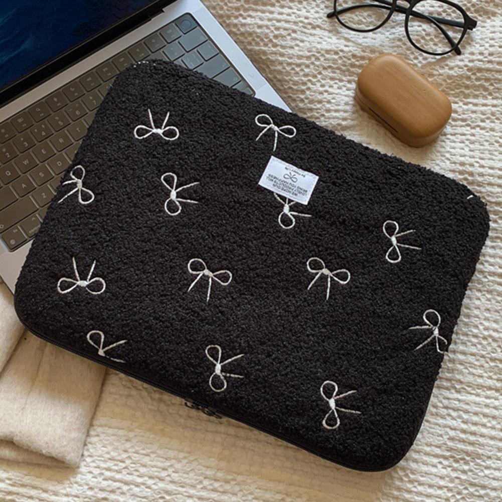 Bowknot Cute Laptop Sleeve Embroidery Fluffy Padded Bag Shockproof Plush Laptop Bag Commute Work Study Bag S чорний
Bowknot Cute Laptop Sleeve Embroidery Fluffy Padded Bag Shockproof Plush Laptop Bag Commute Work Study Bag S чорний