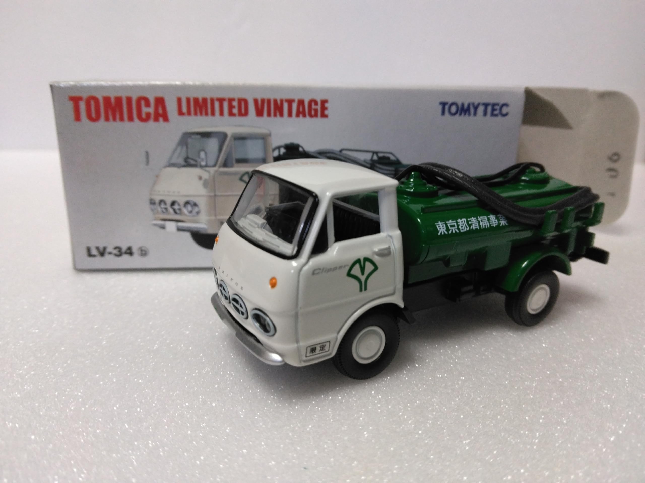 Tomica Limited Vintage Suzuki Clipper Пылесос Токийское столичное санитарное управление Масштаб Литье под давлением Миниатюра Сделано в с прозрачным кейсом LV-34b Грузовик, Бюро, 1/64 белый
Tomica Limited Vintage Suzuki Clipper Пылесос Токийское столичное санитарное управление Масштаб Литье под давлением Миниатюра Сделано в с прозрачным кейсом LV-34b Грузовик, Бюро, 1/64 белый