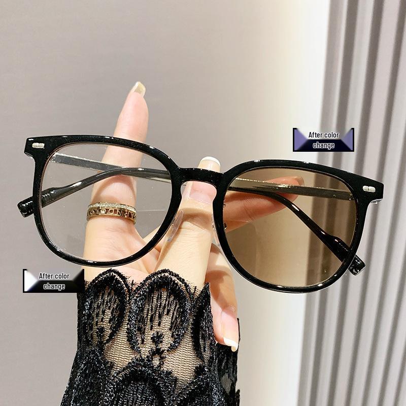 Photosensitive Color-Changing Retro Round Myopia Glasses – Unisex Anti-Blue Light Eyewear with Color-Changing Frames.
Photosensitive Color-Changing Retro Round Myopia Glasses – Unisex Anti-Blue Light Eyewear with Color-Changing Frames.