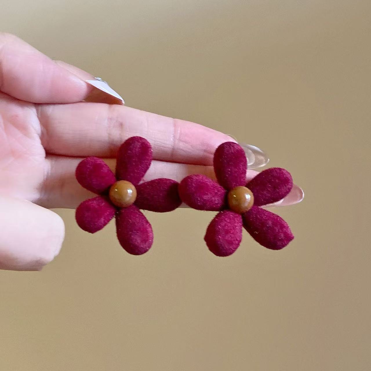 Korea New Fashion Korea Cute Colorful Acrylic Flocking Small Flower Studs Earrings for Women Elegance Charming Holiday Zircon
Korea New Fashion Korea Cute Colorful Acrylic Flocking Small Flower Studs Earrings for Women Elegance Charming Holiday Zircon
