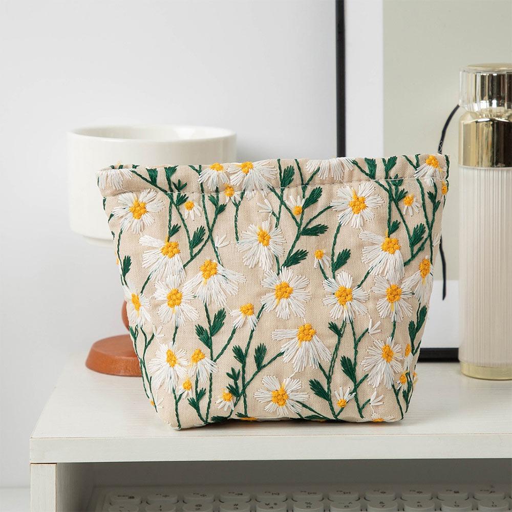 Жіночий клатч з вишивкою ромашок, кокетливі пенали для жінок і дівчат Beige-Small Clutch
Жіночий клатч з вишивкою ромашок, кокетливі пенали для жінок і дівчат Beige-Small Clutch