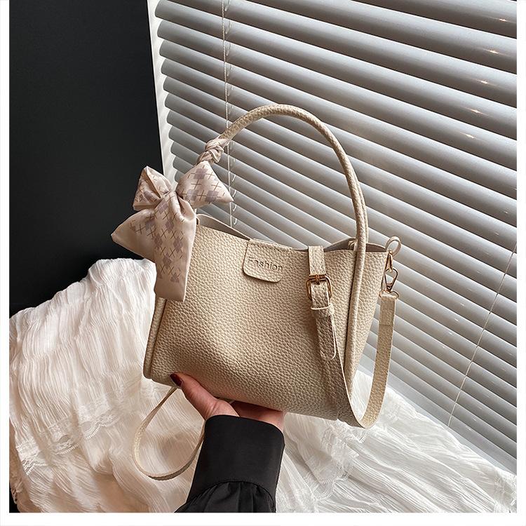 Трендовая маленькая сумка женская 2025 новая трендовая универсальная сумка-мессенджер повседневный темперамент портативная модная сумка-тоут маленькая сумка without silk scarf белый
Трендовая маленькая сумка женская 2025 новая трендовая универсальная сумка-мессенджер повседневный темперамент портативная модная сумка-тоут маленькая сумка without silk scarf белый