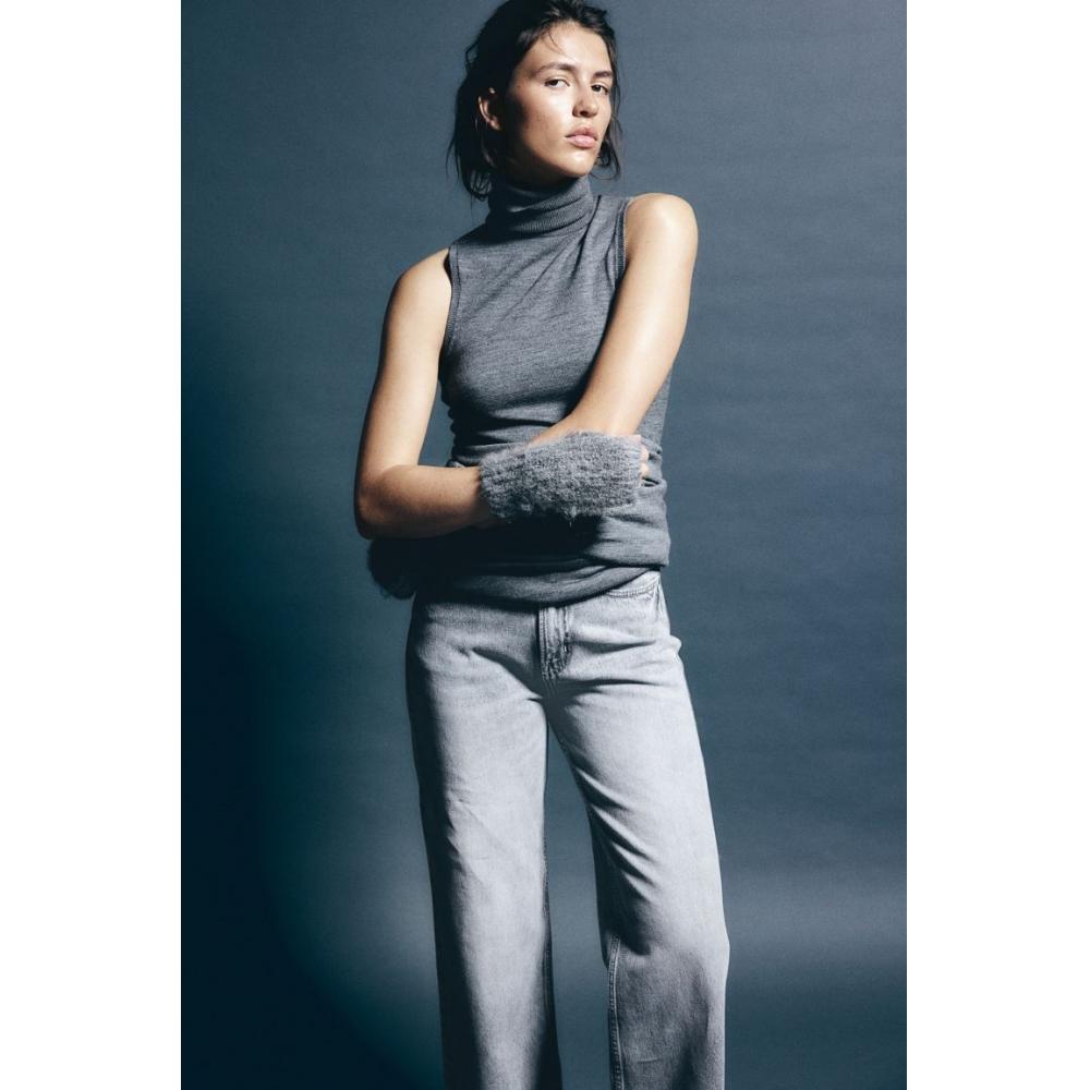 Широкие сверхвысокие джинсы HM
Широкие сверхвысокие джинсы HM