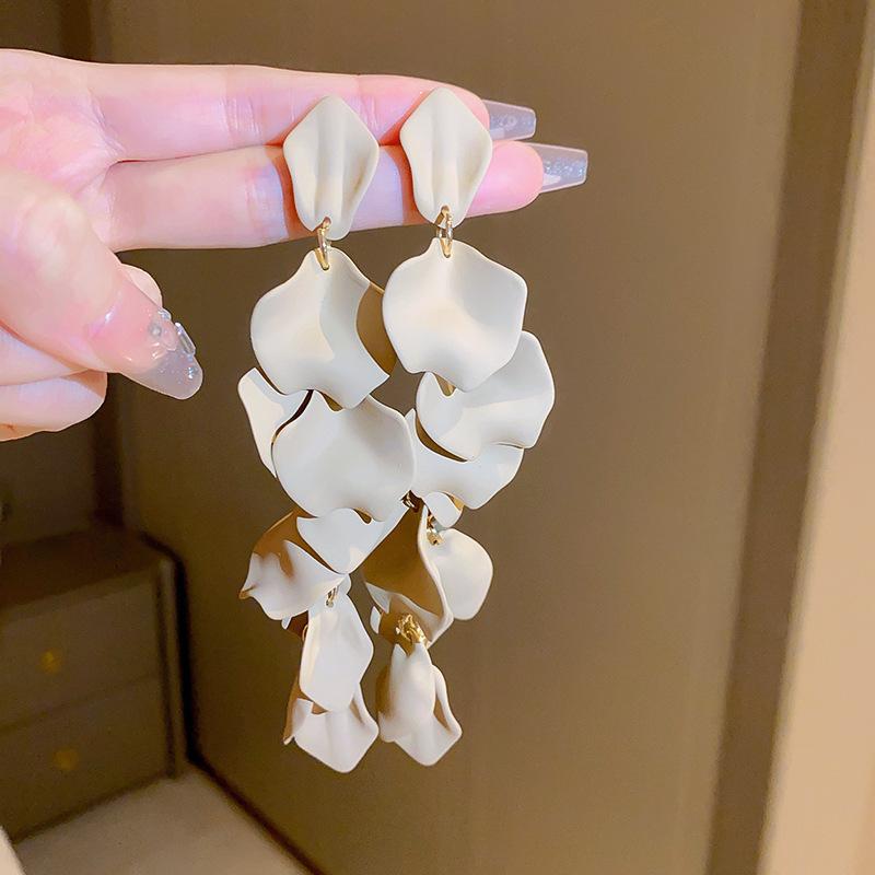 Rose Petal Long Fringed Earrings ins Elegant Internet celebrity Eco-friendly Earrings
Rose Petal Long Fringed Earrings ins Elegant Internet celebrity Eco-friendly Earrings