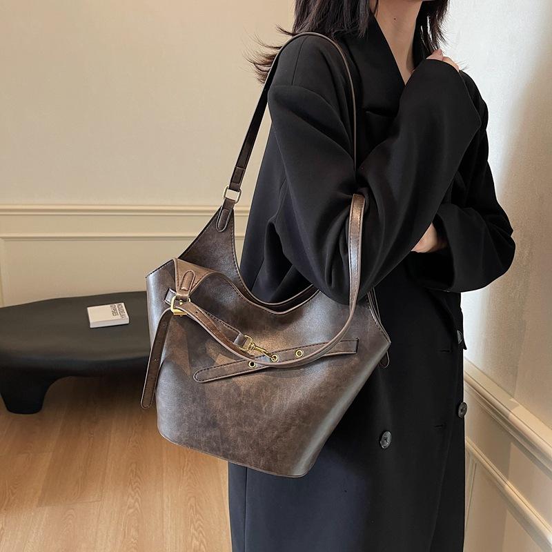 Сумка-ведро премиум-класса большой вместимости, ретро-сумка-тоут для поездок на работу, новая универсальная женская сумка на одно плечо/подмышку 2025 35*13*31
Сумка-ведро премиум-класса большой вместимости, ретро-сумка-тоут для поездок на работу, новая универсальная женская сумка на одно плечо/подмышку 2025 35*13*31