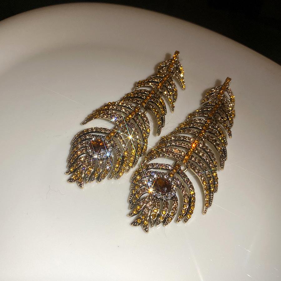 Silver needle with diamonds feather fringed earrings medieval vintage retro court style stud earrings light luxury high-end earrings
Silver needle with diamonds feather fringed earrings medieval vintage retro court style stud earrings light luxury high-end earrings