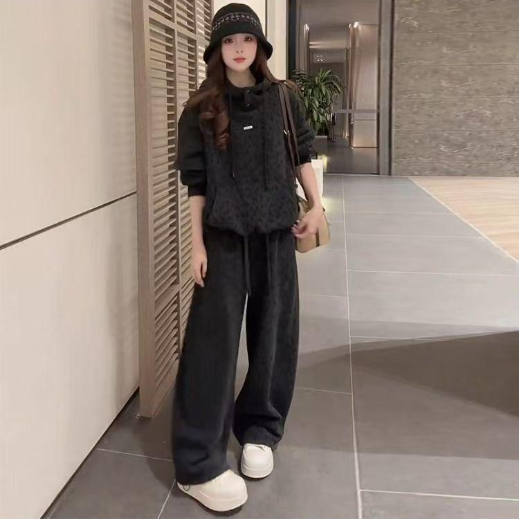 Leopard Print Velvet Hooded Sweatshirt & Wide-Leg Pants: Trendy Winter Two-Piece Set for Women Large
Leopard Print Velvet Hooded Sweatshirt & Wide-Leg Pants: Trendy Winter Two-Piece Set for Women Large