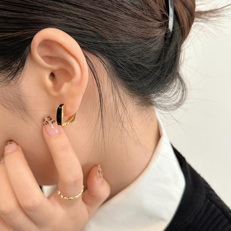Personality Exquisite Geometric Square Enamel White Hoop Earrings for Women Korea Luxury Ear Buckle Jewellery Accessories Gifts чорний
Personality Exquisite Geometric Square Enamel White Hoop Earrings for Women Korea Luxury Ear Buckle Jewellery Accessories Gifts чорний