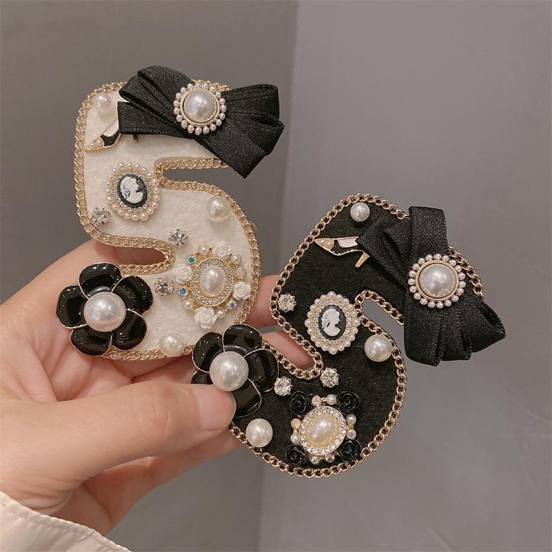 Elegant Women Girls Fashion Classic 5 Number Pearl Cloth Brooches Badges Fashion Lady Vintage Party Banquet Dress Brooches Pins
Elegant Women Girls Fashion Classic 5 Number Pearl Cloth Brooches Badges Fashion Lady Vintage Party Banquet Dress Brooches Pins
