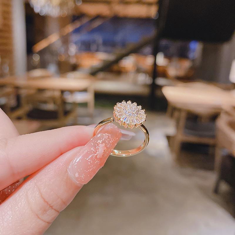 Sunflower Adjustable Rotating Ring with Temperament Micro-Paved Rhinestones in Zirconia Adjustable Open Size
Sunflower Adjustable Rotating Ring with Temperament Micro-Paved Rhinestones in Zirconia Adjustable Open Size