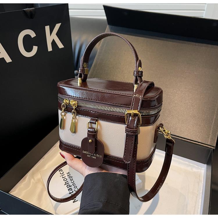 Premium bag women s spring and summer versatile 2025 new retro messenger bag women s portable box cosmetic bag чорний
Premium bag women s spring and summer versatile 2025 new retro messenger bag women s portable box cosmetic bag чорний