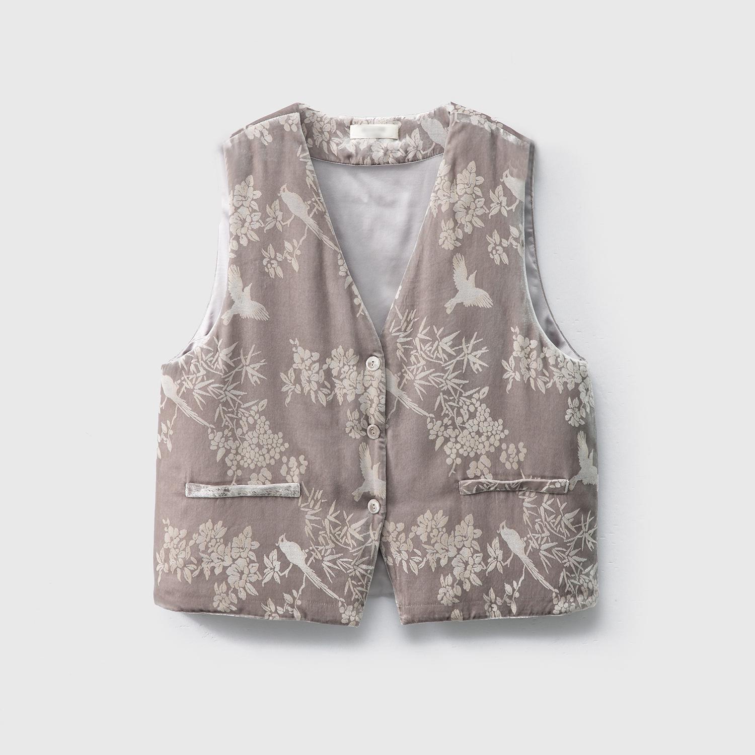 Сдержанная элегантность: Винтажный стеганый жилет из шелкового бархата с V-образным вырезом в китайском стиле на зиму 2024 года. L
Сдержанная элегантность: Винтажный стеганый жилет из шелкового бархата с V-образным вырезом в китайском стиле на зиму 2024 года. L