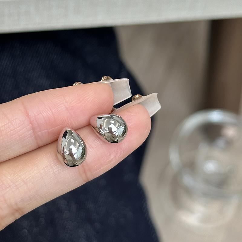 Sugar cube home, simple niche metal temperament, water drop earrings, autumn and winter advanced sense, small earrings, new women s срібний
Sugar cube home, simple niche metal temperament, water drop earrings, autumn and winter advanced sense, small earrings, new women s срібний