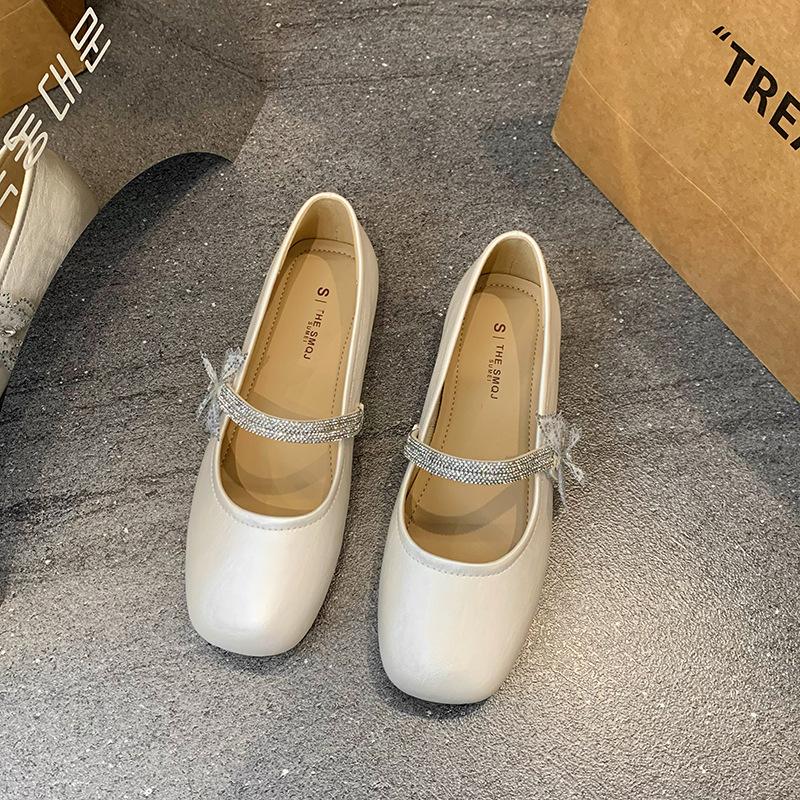 Плоская подошва, не утомляющая ноги, повседневные туфли-лодочки с мелким вырезом, женские модели 2025 года, новые популярные летние женские модели, легкие и нескользящие, на одной педали 40 бежевый
Плоская подошва, не утомляющая ноги, повседневные туфли-лодочки с мелким вырезом, женские модели 2025 года, новые популярные летние женские модели, легкие и нескользящие, на одной педали 40 бежевый