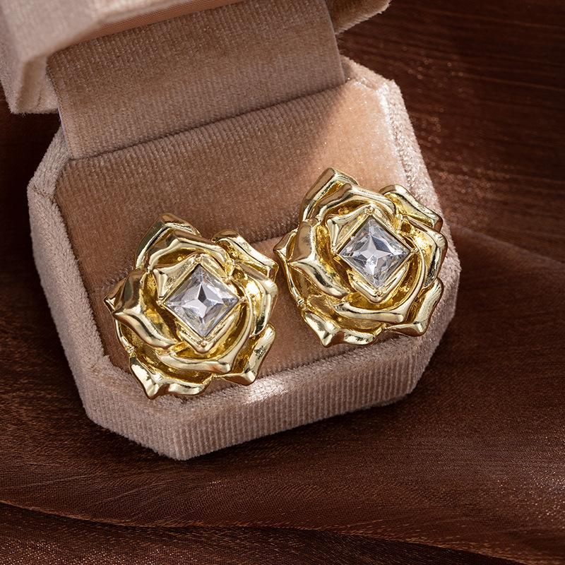 Retro Luxury Inlay Zircon Multi-layered Stereo Metal Rose Flower Stud Earrings Women s Exaggerated Charm Stainless Steel Jewelry золотий
Retro Luxury Inlay Zircon Multi-layered Stereo Metal Rose Flower Stud Earrings Women s Exaggerated Charm Stainless Steel Jewelry золотий