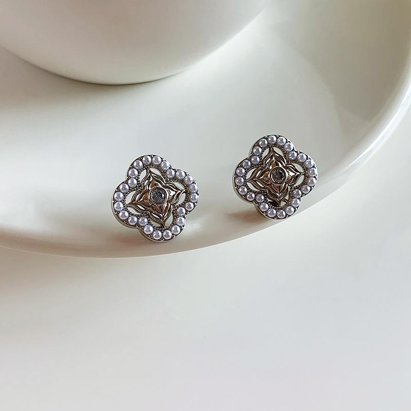 Pearl flower stud earrings French retro high-end earrings fashion versatile earrings women
Pearl flower stud earrings French retro high-end earrings fashion versatile earrings women