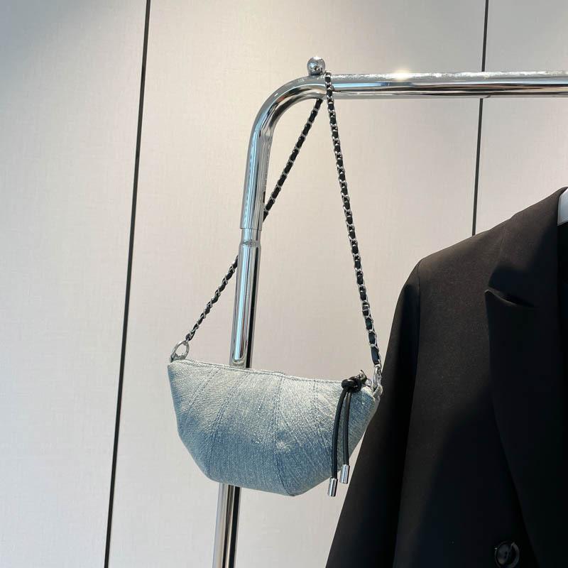 New personalized underarm chain bag fashionable and beautiful small bag women s summer shoulder crossbody dumpling bag чорний
New personalized underarm chain bag fashionable and beautiful small bag women s summer shoulder crossbody dumpling bag чорний