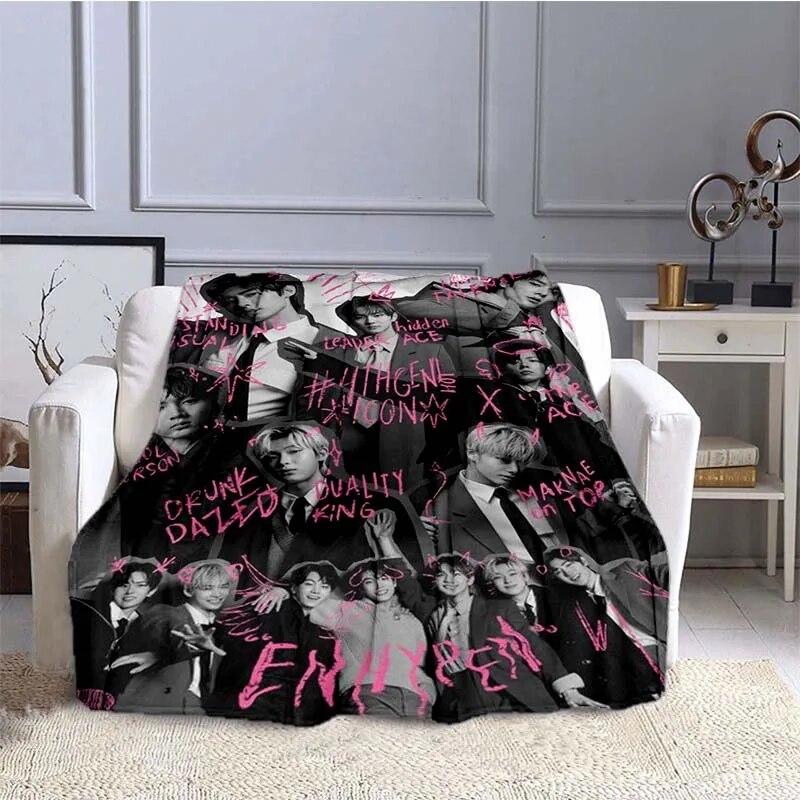 Kpop Enhypen Pattern, модное фланелевое плюшевое одеяло, корейское зимнее теплое фланелевое одеяло, подарок для фанатов, одеяло для подарка на все сезоны
Kpop Enhypen Pattern, модное фланелевое плюшевое одеяло, корейское зимнее теплое фланелевое одеяло, подарок для фанатов, одеяло для подарка на все сезоны