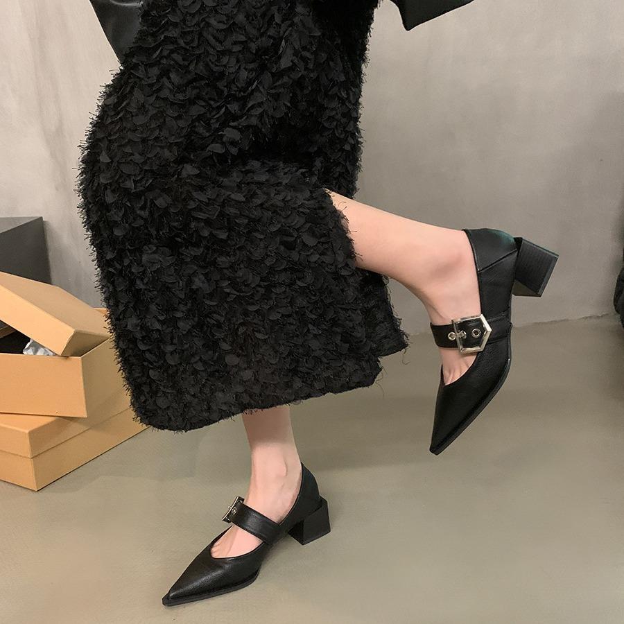 Retro pointed Mary Jane small leather shoes for women s England autumn and winter 2024 new Korean version thick heel loafu single shoes 35 чорний
Retro pointed Mary Jane small leather shoes for women s England autumn and winter 2024 new Korean version thick heel loafu single shoes 35 чорний