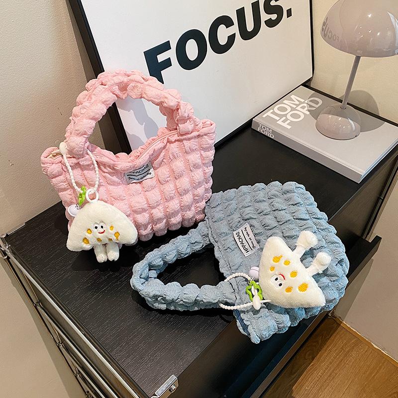 New cloud bubble pleated shoulder handbag simple large capacity summer women s bag mobile phone bag синій
New cloud bubble pleated shoulder handbag simple large capacity summer women s bag mobile phone bag синій