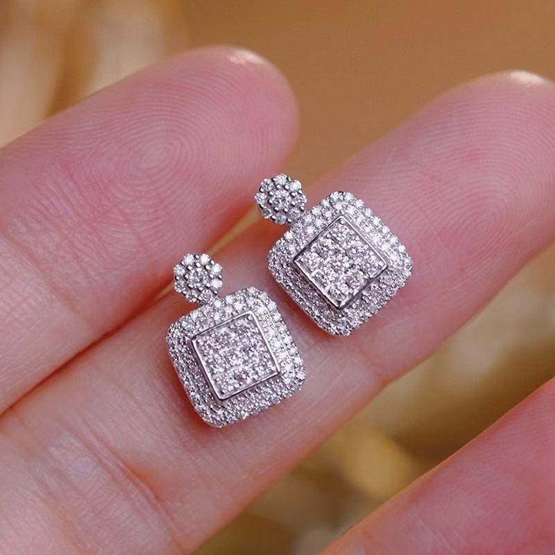 Huitan Chic Women s Stud Earrings Full Paved AA Cubic Zirconia Exquisite Geometric Design Ear Stud Wedding Party Trendy Zircon
Huitan Chic Women s Stud Earrings Full Paved AA Cubic Zirconia Exquisite Geometric Design Ear Stud Wedding Party Trendy Zircon