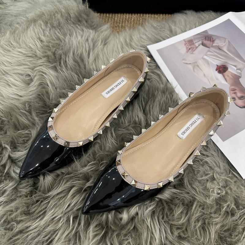 Single shoes women s spring and summer new shallow mouth pointed head rivets soft patent leather versatile inner height-increasing high heels women 35
Single shoes women s spring and summer new shallow mouth pointed head rivets soft patent leather versatile inner height-increasing high heels women 35