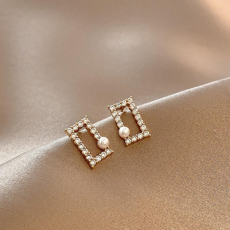 S925 silver needle small pearl new trendy temperament geometric square stud earrings women
S925 silver needle small pearl new trendy temperament geometric square stud earrings women