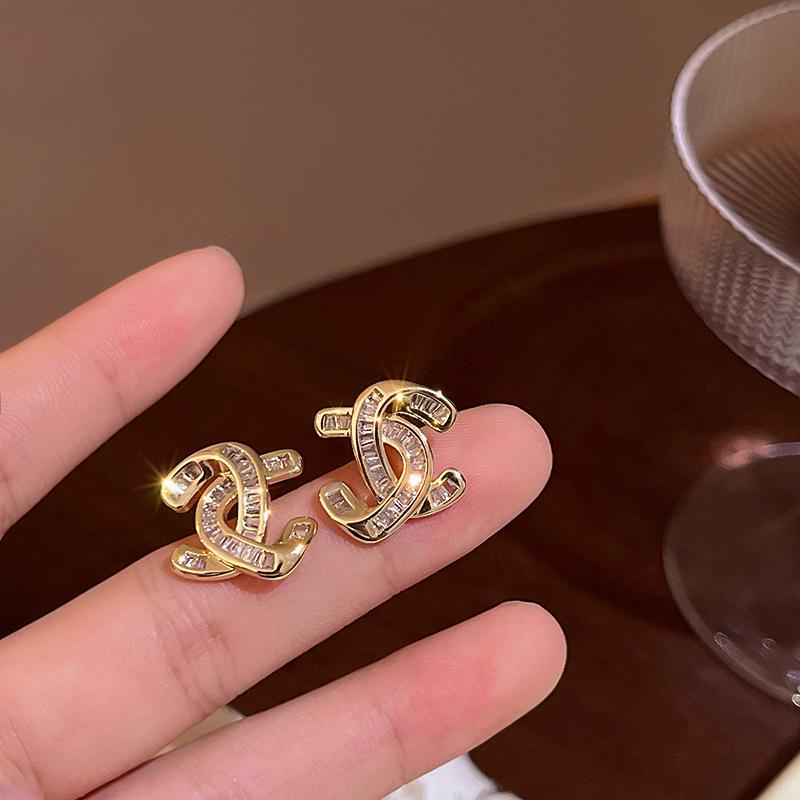 Элегантные серьги-пусеты из стерлингового серебра с паве из цирконов в форме двойного креста C, геометрические
Элегантные серьги-пусеты из стерлингового серебра с паве из цирконов в форме двойного креста C, геометрические