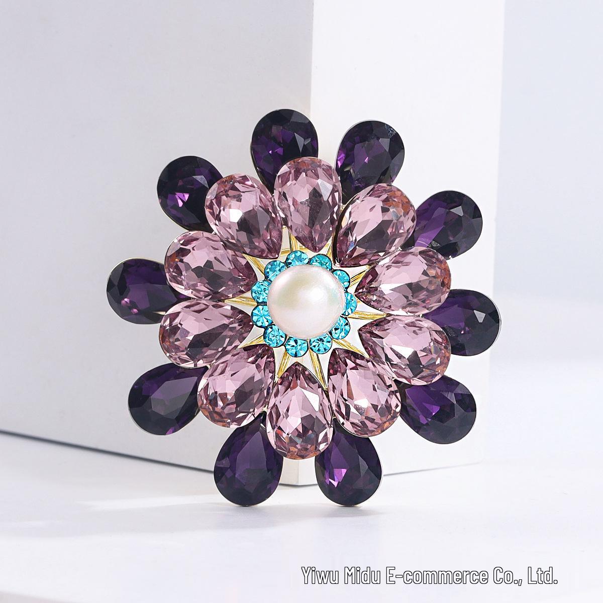 European & American Fashion Gold-Plated Copper Brooch with Crystal-Clear K9 Zircon Inlaid Flower Design. фиолетовый
European & American Fashion Gold-Plated Copper Brooch with Crystal-Clear K9 Zircon Inlaid Flower Design. фиолетовый