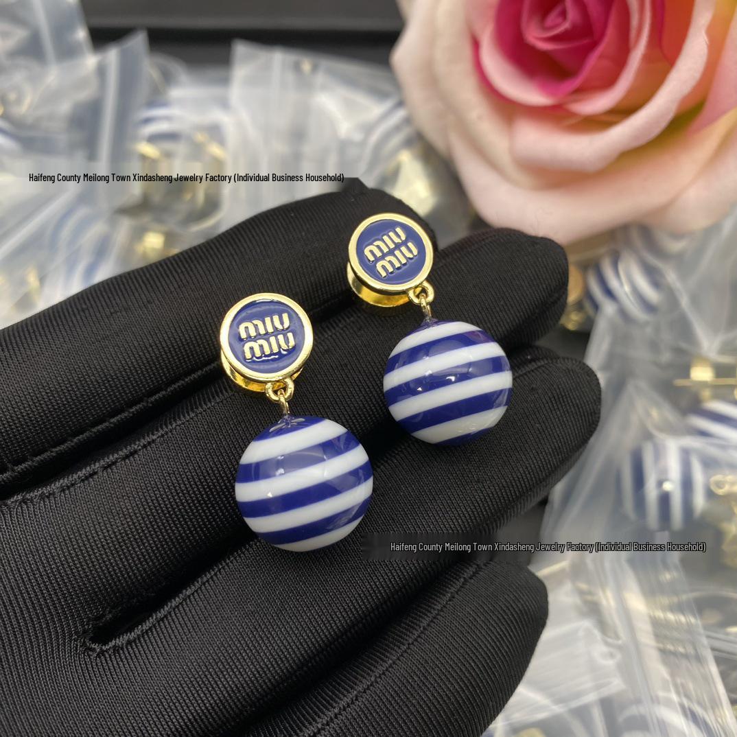 Серьги-пусеты Miu Miu Сердце Эмаль - Женская Мода Универсальные Высокая Версия Ювелирные Изделия с Буквами Miu
Серьги-пусеты Miu Miu Сердце Эмаль - Женская Мода Универсальные Высокая Версия Ювелирные Изделия с Буквами Miu