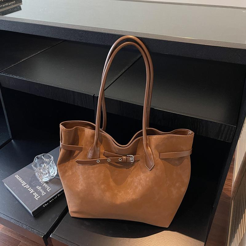 Retro casual large-capacity underarm bag women s 2025 new suede tote bag simple shoulder commuter bag коричневый
Retro casual large-capacity underarm bag women s 2025 new suede tote bag simple shoulder commuter bag коричневый