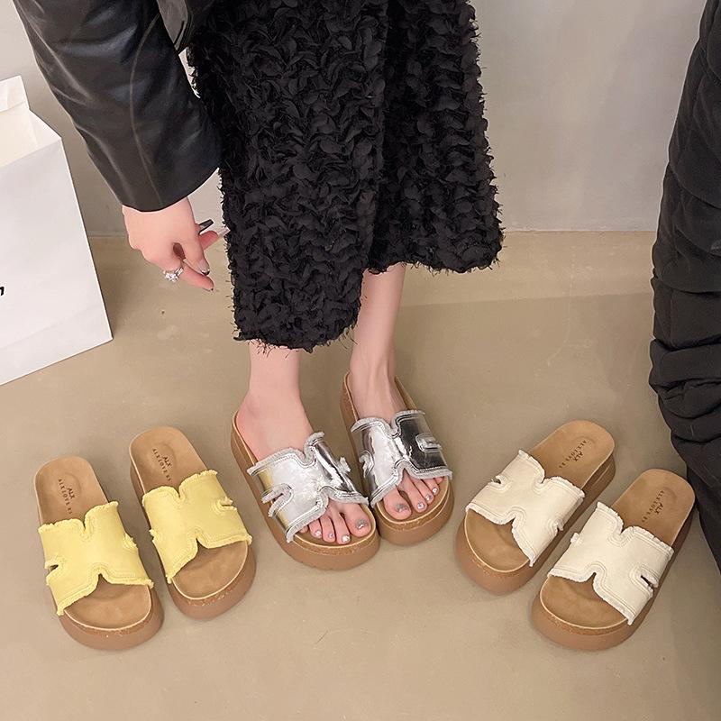 One-word slippers women s flat bottom 2025 cool slippers, new skirt outside slippers bottom Boken wear thick holiday summer breeze 35 срібний
One-word slippers women s flat bottom 2025 cool slippers, new skirt outside slippers bottom Boken wear thick holiday summer breeze 35 срібний