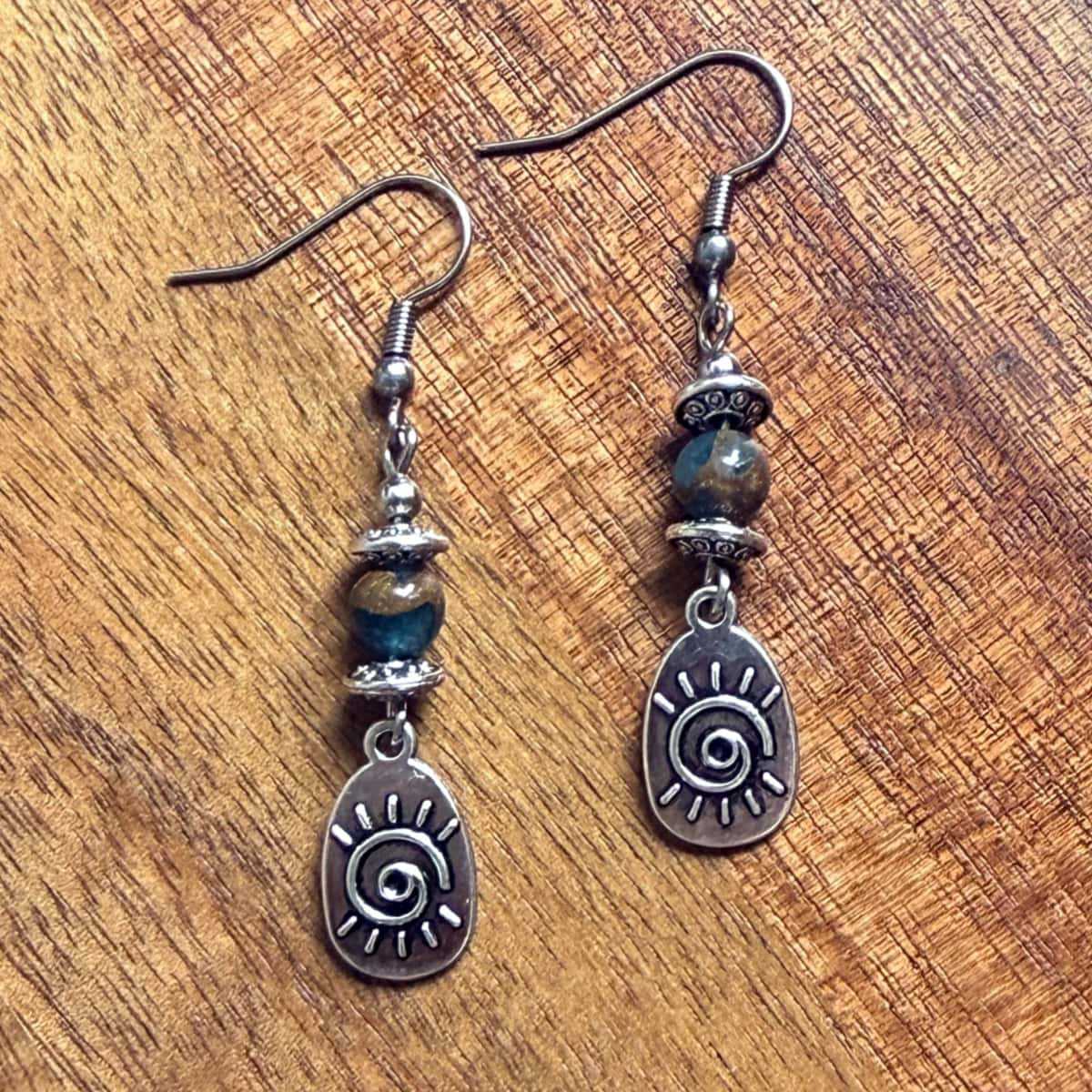 Ethnic Tribal Blue-gray Bead Sliver Color Spiral Eye Heart Dangle Earrings for Women Natural Stone Bead Bohemian Vintage Jewelry
Ethnic Tribal Blue-gray Bead Sliver Color Spiral Eye Heart Dangle Earrings for Women Natural Stone Bead Bohemian Vintage Jewelry
