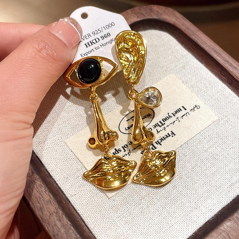 Винтажные серьги в придворном стиле с подвеской-каплей, инкрустациями в виде глаз, рта и стразами
Винтажные серьги в придворном стиле с подвеской-каплей, инкрустациями в виде глаз, рта и стразами