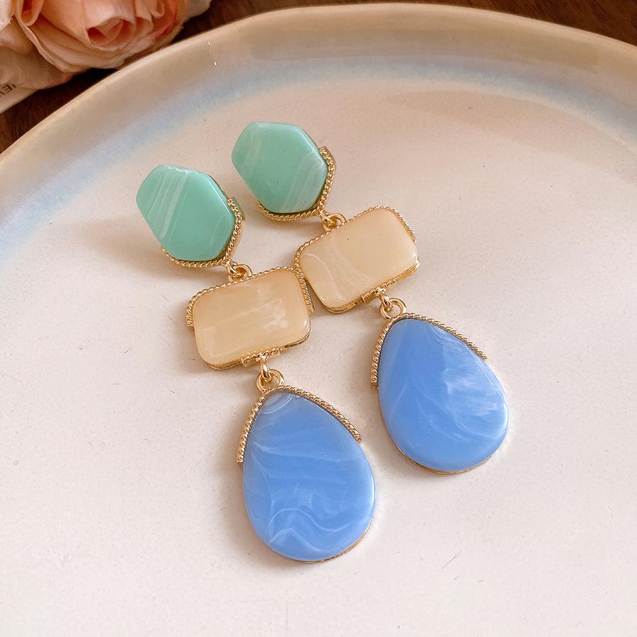 Silver needle resin oval water drop fringed earrings retro court style temperament earrings light luxury high-end earrings women
Silver needle resin oval water drop fringed earrings retro court style temperament earrings light luxury high-end earrings women