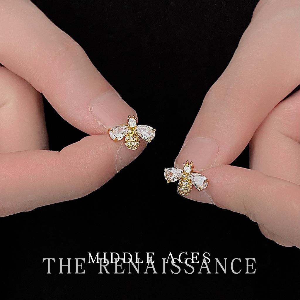 Medieval Heavy Industry zircon little bee stud earrings mini sleep without picking earrings
Medieval Heavy Industry zircon little bee stud earrings mini sleep without picking earrings