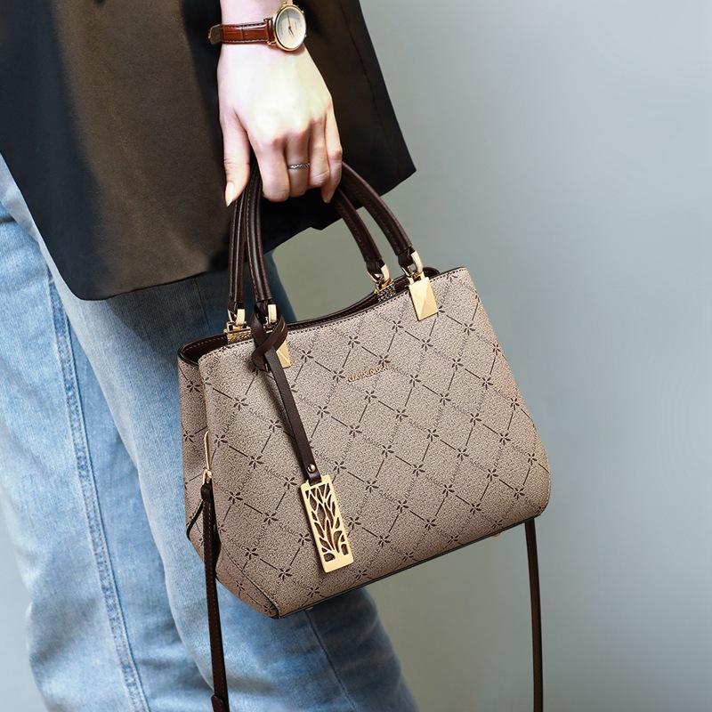 New mother bag light luxury atmospheric handbag female middle-aged embossed versatile messenger bag large-capacity commuter bag темно-коричневого
New mother bag light luxury atmospheric handbag female middle-aged embossed versatile messenger bag large-capacity commuter bag темно-коричневого