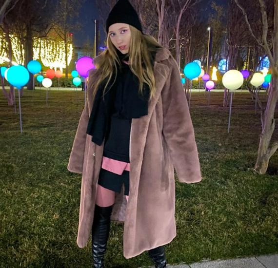 Очень длинное женское пальто из искусственного кроличьего меха с поясом - Утепленная, теплая, плюшевая зимняя куртка M
Очень длинное женское пальто из искусственного кроличьего меха с поясом - Утепленная, теплая, плюшевая зимняя куртка M