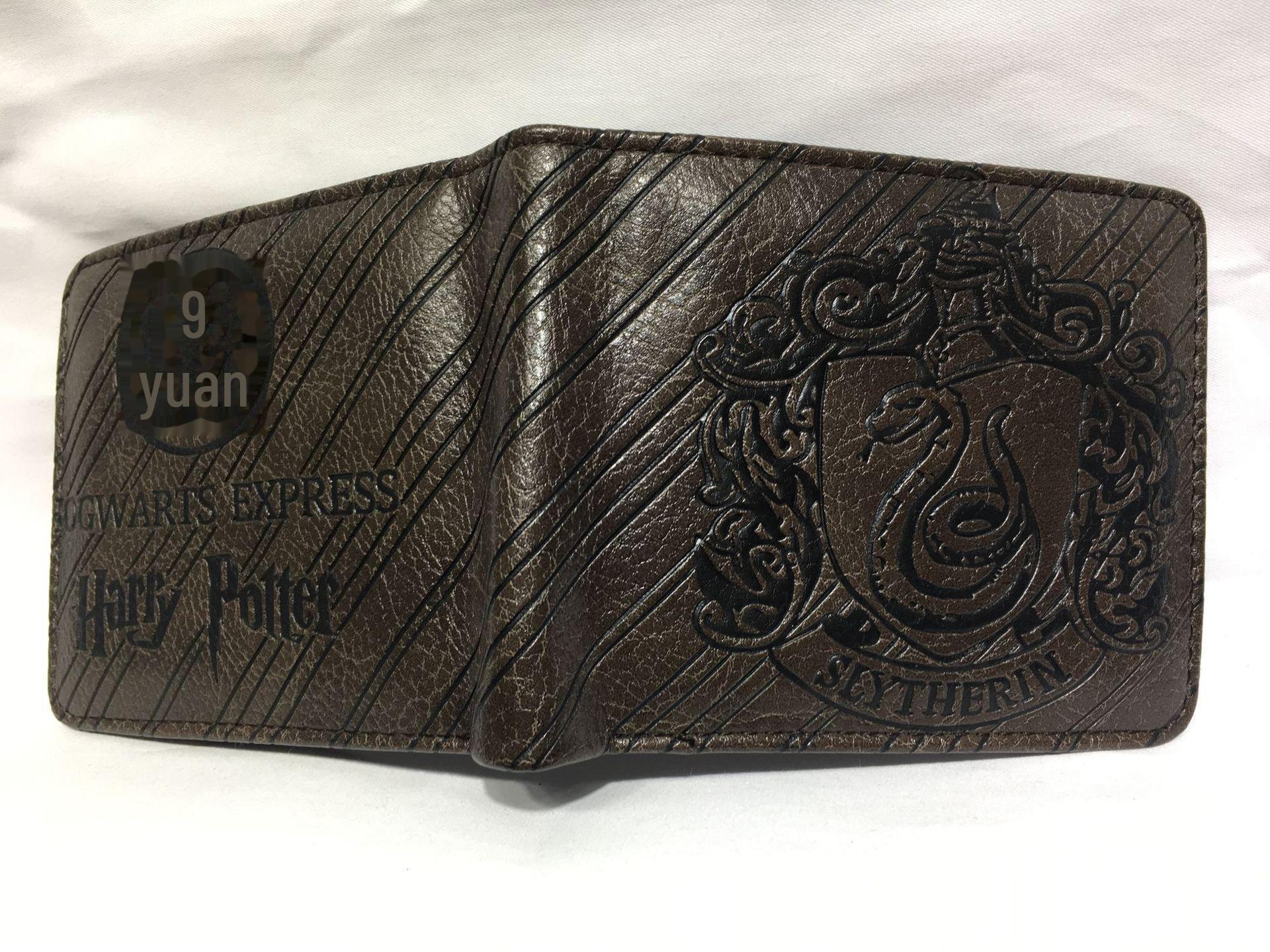 Короткий кошелек из тисненого полиуретана для студентов: Кошелек для монет и держатель для карт унисекс 11.5 x 9.5 cm
Короткий кошелек из тисненого полиуретана для студентов: Кошелек для монет и держатель для карт унисекс 11.5 x 9.5 cm