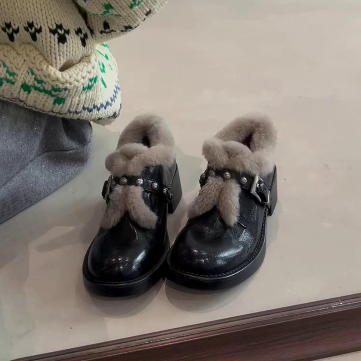 Warm fluffy shoes, one pedal, middle heel round head, winter velvet retro fashion leather shoes 40 чорний
Warm fluffy shoes, one pedal, middle heel round head, winter velvet retro fashion leather shoes 40 чорний