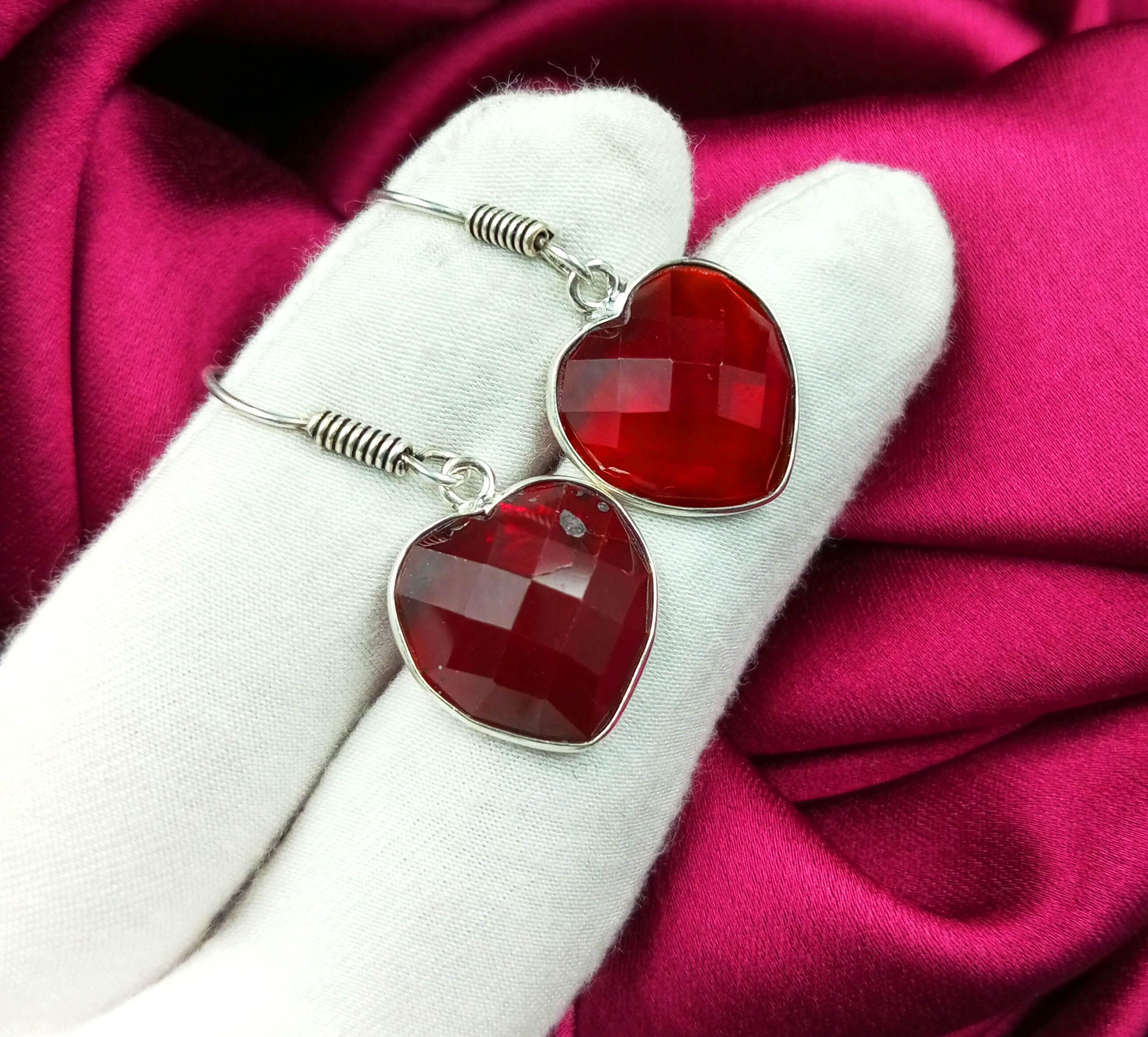 Женские серьги-крючки Red Facted Topaz Gemstone из стерлингового серебра 925 пробы EEJ-E87
Женские серьги-крючки Red Facted Topaz Gemstone из стерлингового серебра 925 пробы EEJ-E87