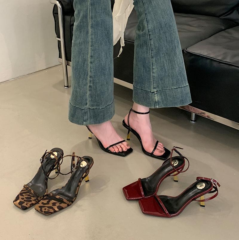 Spring and Autumn 2025 New Fashion Versatile One-Word Cool Slippers Women s Square Head Thick Heel Versatile Flat Heel Open Toe Sand 40 бордовый
Spring and Autumn 2025 New Fashion Versatile One-Word Cool Slippers Women s Square Head Thick Heel Versatile Flat Heel Open Toe Sand 40 бордовый
