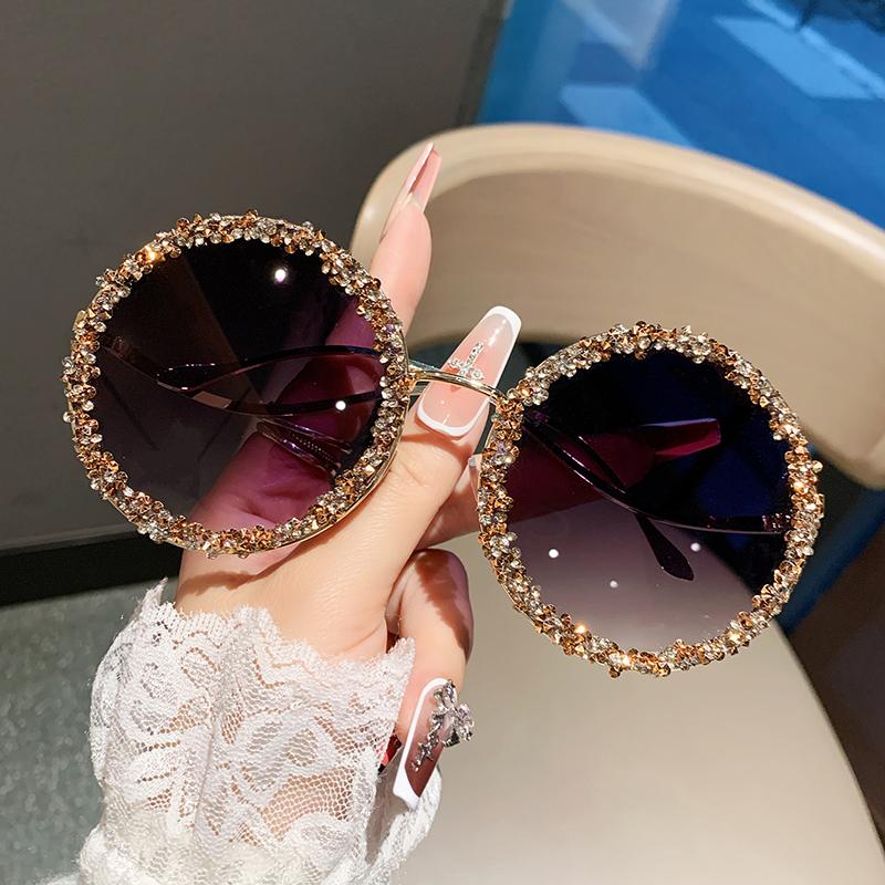 Ladies diamond new fashion glasses, slim face, fashionable high-grade sunglasses, street shooting.
Ladies diamond new fashion glasses, slim face, fashionable high-grade sunglasses, street shooting.