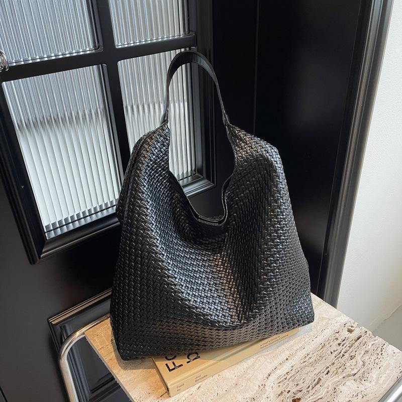 Premium woven bag women s new autumn and winter retro large-capacity shoulder bag versatile commuter tote bag чорний
Premium woven bag women s new autumn and winter retro large-capacity shoulder bag versatile commuter tote bag чорний