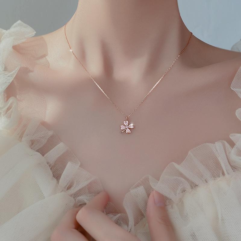 S925 Sterling Silver Lucky Four-Leaf Clover Necklace Korean Style Simple Fashion Small Fresh Full Diamond Pendant
S925 Sterling Silver Lucky Four-Leaf Clover Necklace Korean Style Simple Fashion Small Fresh Full Diamond Pendant
