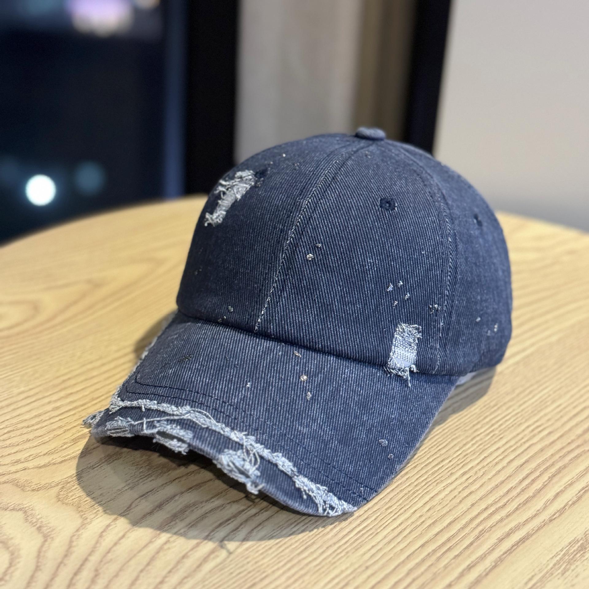 Spring and summer new style personalized frayed edge ripped denim baseball cap for men and women, vintage versatile, face-slimming, sun-protective Adult54-60Adjustable темно-синього кольору
Spring and summer new style personalized frayed edge ripped denim baseball cap for men and women, vintage versatile, face-slimming, sun-protective Adult54-60Adjustable темно-синього кольору