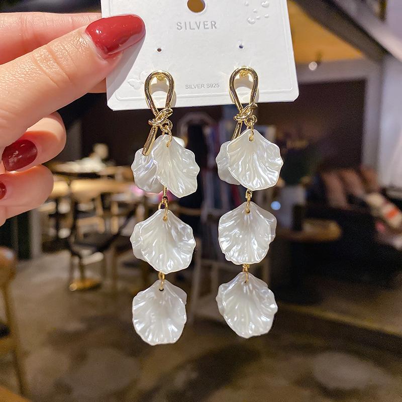 Light luxury high-end new holiday style shell earrings, metal knotted temperament, fresh and versatile earrings, trendy accessories
Light luxury high-end new holiday style shell earrings, metal knotted temperament, fresh and versatile earrings, trendy accessories