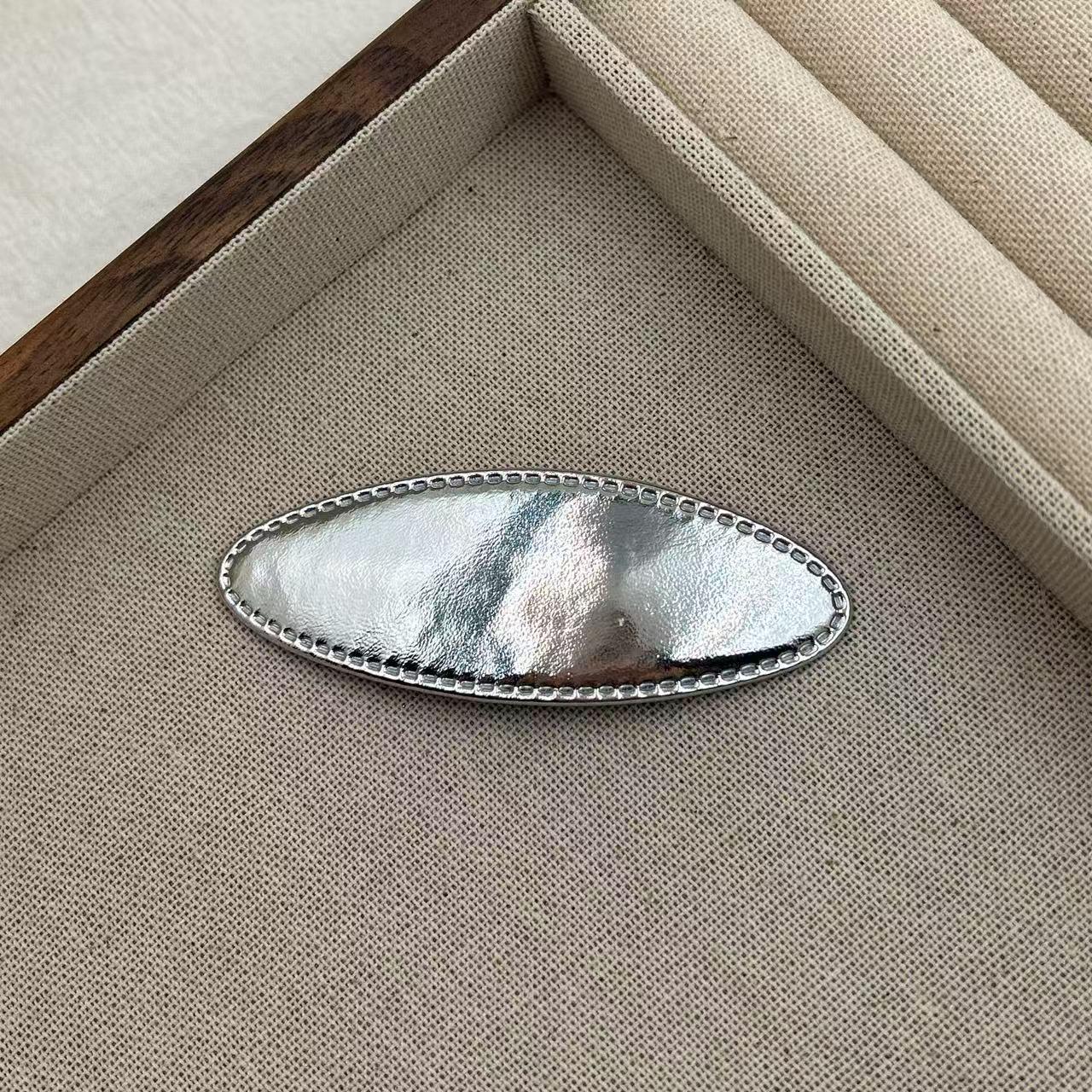 Корейская серебристая блестящая овальная заколка для волос для женщин - Стильная боковая заколка для челки
Корейская серебристая блестящая овальная заколка для волос для женщин - Стильная боковая заколка для челки